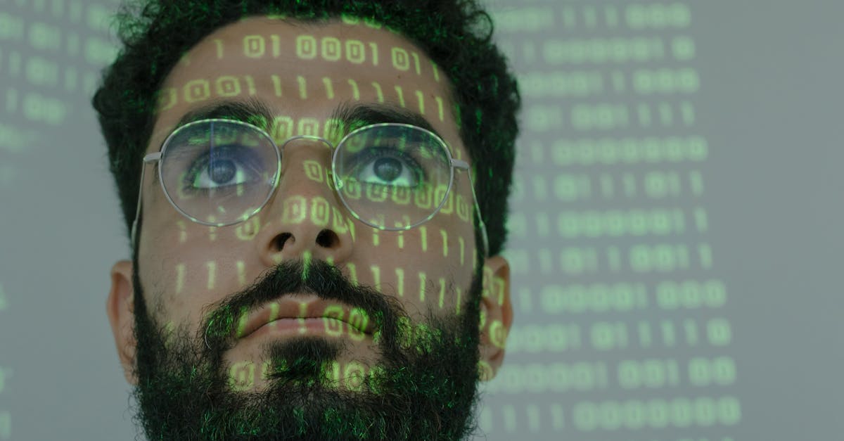 Computador com cadeado digital representando segurança na internet para criadores
