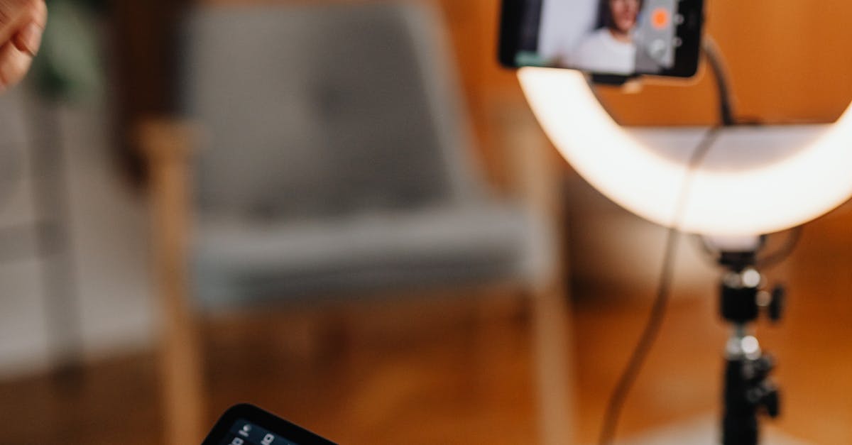 Mesa com laptop, smartphone e cadernos simbolizando criação de conteúdo digital
