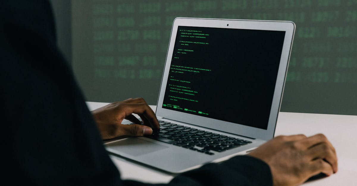 Pessoa usando laptop com ícones digitais de cadeado e senha simbolizando ferramentas de proteção