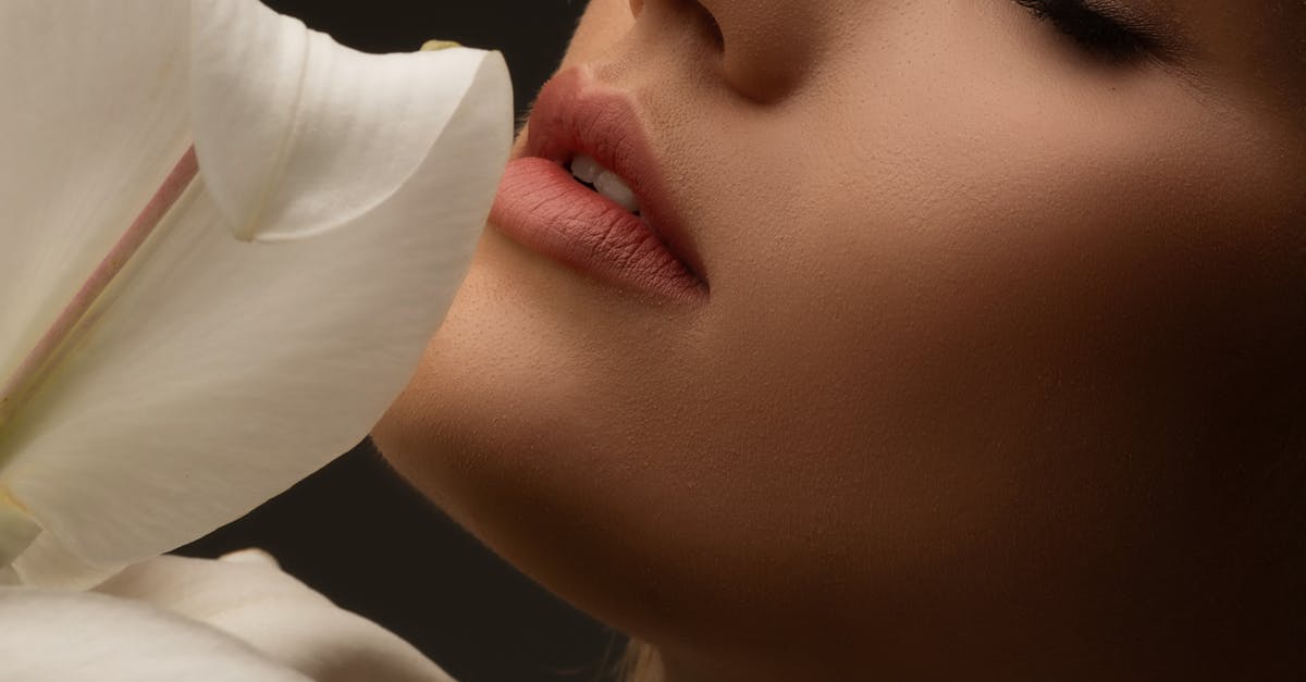Pessoa em pose sensual exemplificando técnicas práticas para fotografias eróticas