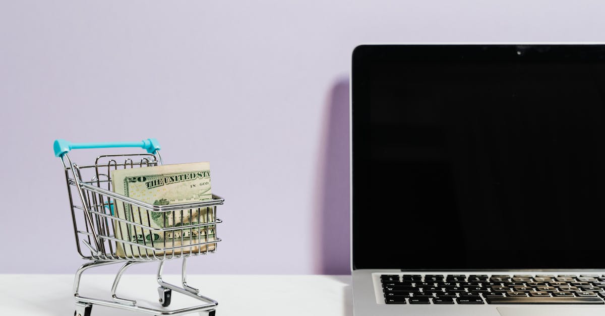 Tela de computador exibindo dicas e estratégias de anúncios online