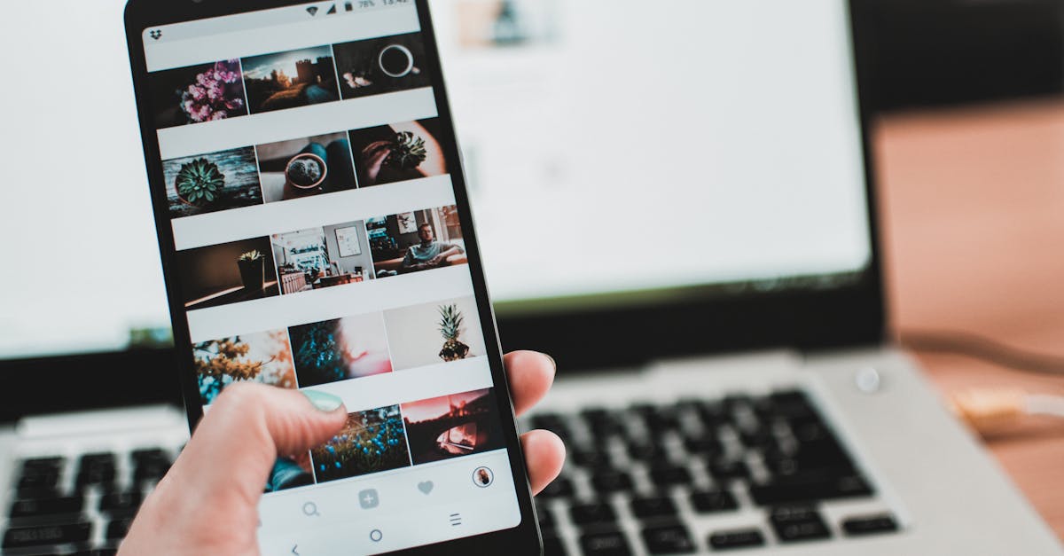 Usuário utilizando redes sociais para fortalecer marca pessoal online