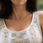 Casal adulto em momento íntimo e descontraído, transmitindo sensualidade natural