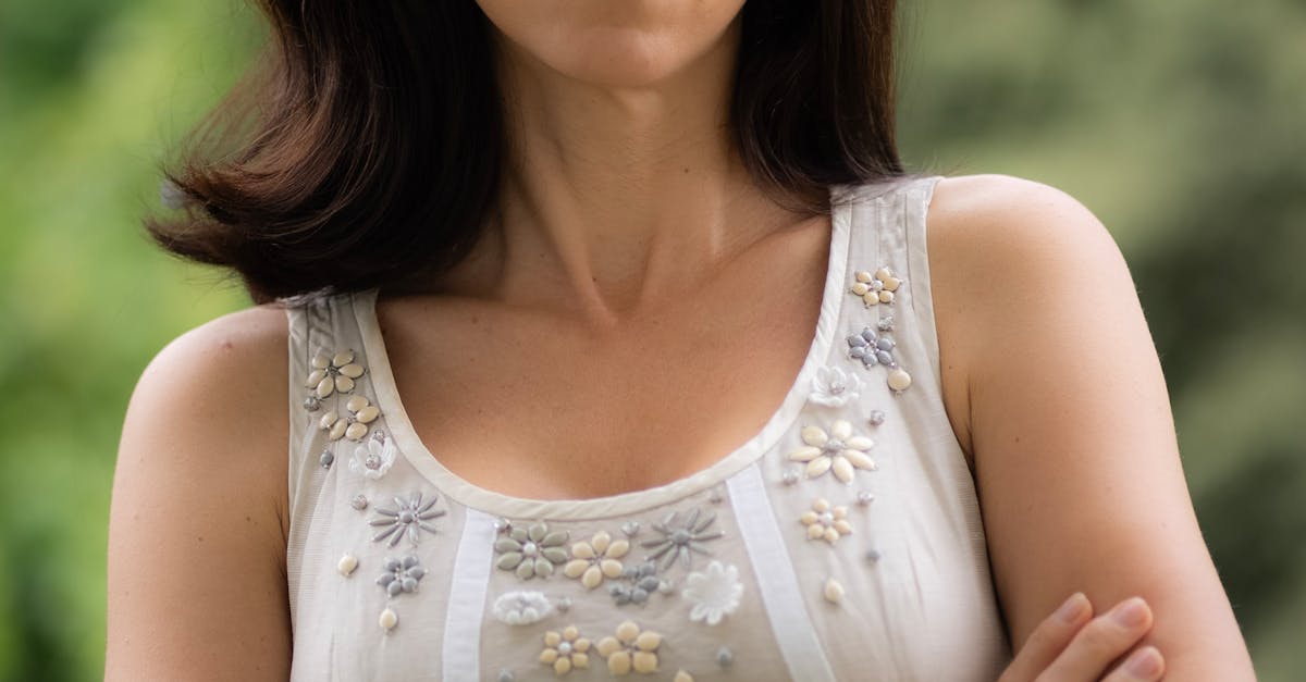 Casal adulto em momento íntimo e descontraído, transmitindo sensualidade natural