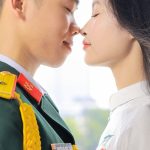 Casal expressando conexão emocional de forma íntima e acolhedora