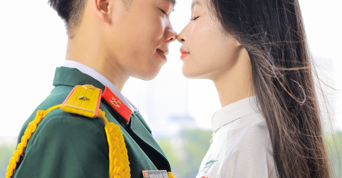 Casal expressando conexão emocional de forma íntima e acolhedora