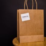 Cliente feliz interagindo com plataforma digital, simbolizando fidelização