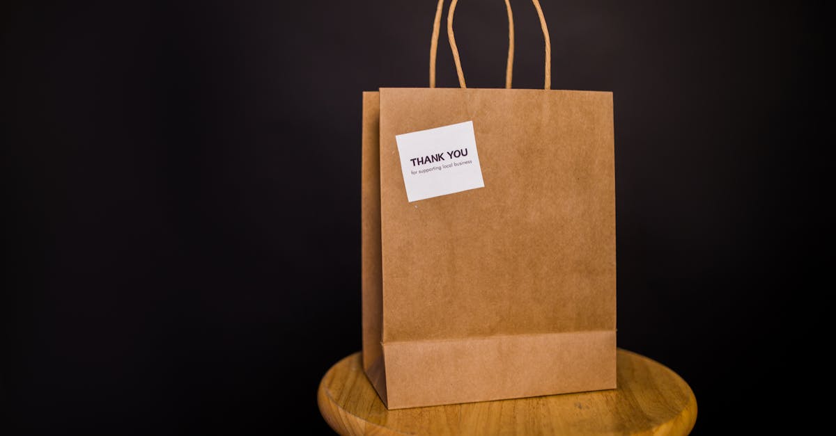 Cliente feliz interagindo com plataforma digital, simbolizando fidelização