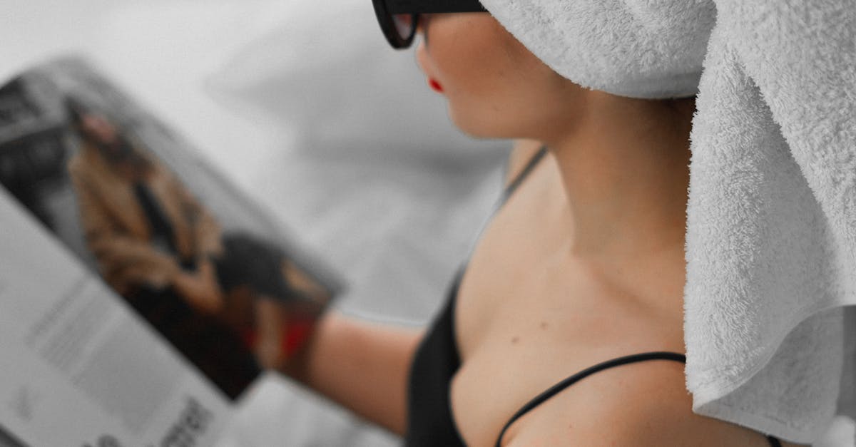 Conceito de monetização de conteúdo adulto com símbolos digitais e câmeras