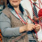 Grupo de pessoas interagindo de forma amigável e íntima em ambiente descontraído