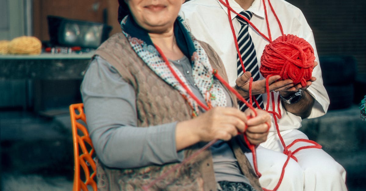 Grupo de pessoas interagindo de forma amigável e íntima em ambiente descontraído