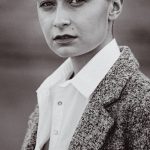 Mulher segura smartphone tirando foto íntima com expressão confiante