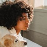 Pessoa acessando plataforma de conteúdo adulto em dispositivo digital, simbolizando fidelização