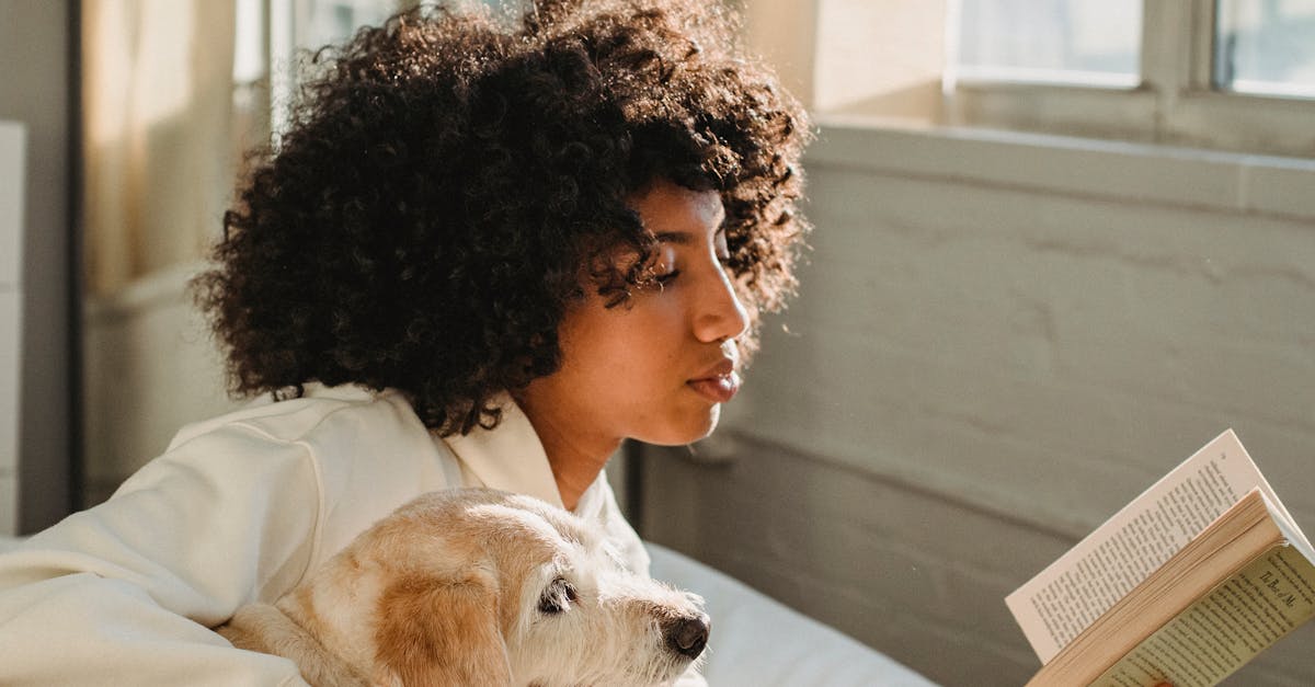 Pessoa acessando plataforma de conteúdo adulto em dispositivo digital, simbolizando fidelização