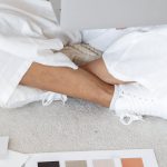 Pessoa analisando estratégias de marketing para fidelizar assinantes em plataforma adulta