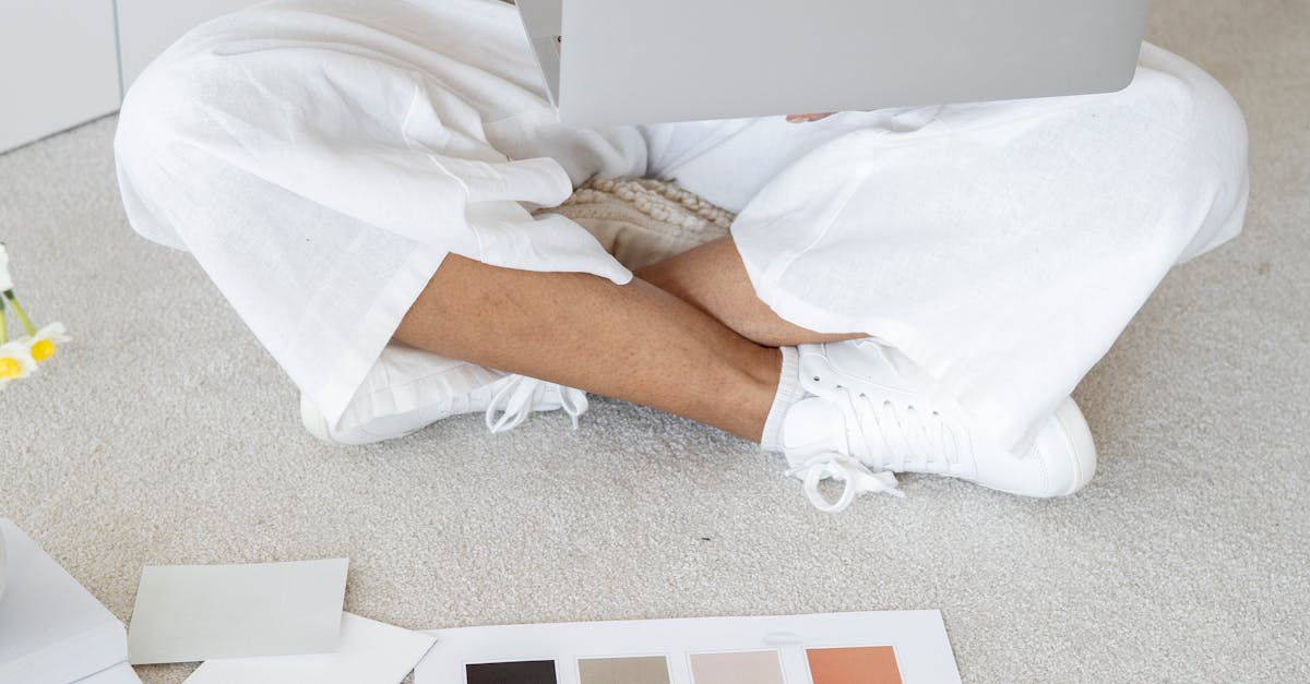 Pessoa analisando estratégias de marketing para fidelizar assinantes em plataforma adulta