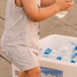 Pessoa analisando gráfico de crescimento em tela de computador