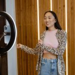 Pessoa anônima protegendo identidade ao criar conteúdo adulto online