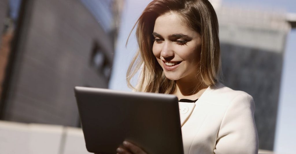 Pessoa confiante usando smartphone em ambiente moderno com clima sensual