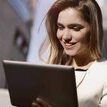 Pessoa confiante usando smartphone em ambiente moderno com clima sensual