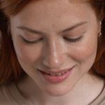 Pessoa criando conteúdo adulto autêntico com confiança e profissionalismo