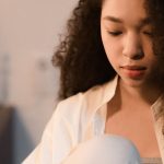 Pessoa criando conteúdo adulto digital com equipamento profissional