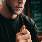 Pessoa produzindo conteúdo adulto digital em ambiente profissional e seguro