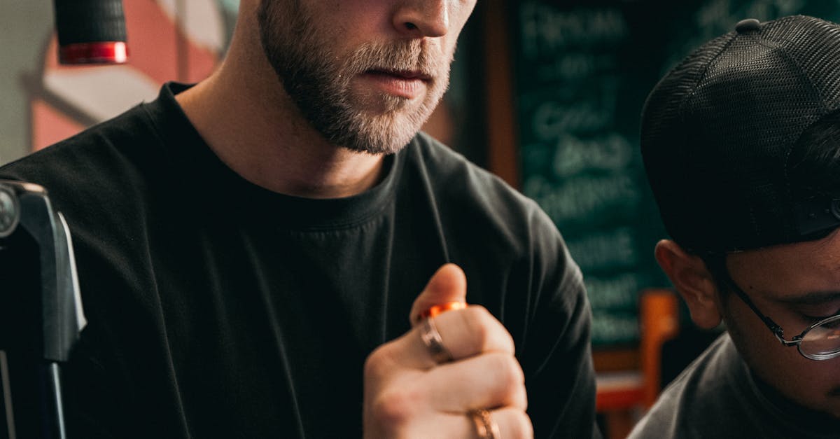 Pessoa produzindo conteúdo adulto digital em ambiente profissional e seguro