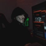 Pessoa protegendo sua identidade digital com cadeado virtual ilustrando privacidade online