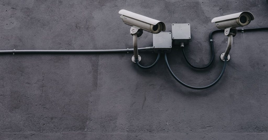 Pessoa protegendo informações pessoais com tecnologia digital