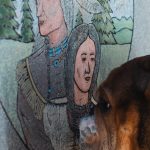 Pessoa satisfeita segurando aparelho móvel, simbolizando fidelização em plataformas online