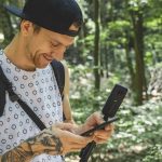 Pessoa trabalhando com conteúdo digital adulto em ambiente moderno e profissional