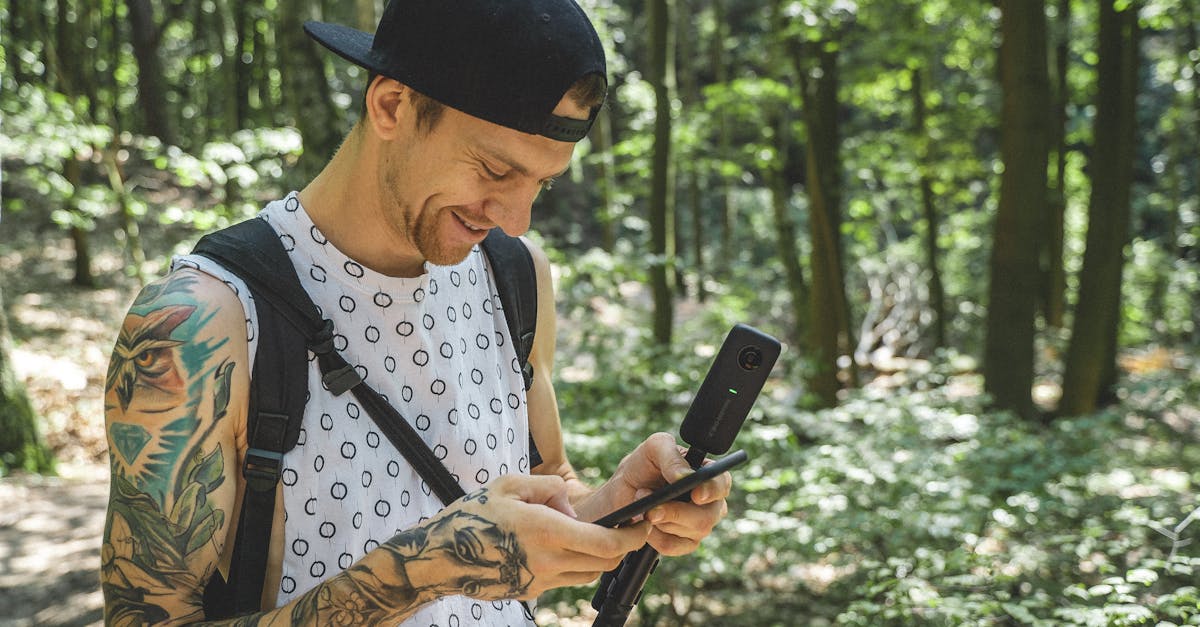 Pessoa trabalhando com conteúdo digital adulto em ambiente moderno e profissional