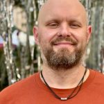 Pessoa trabalhando com notebook em ambiente tranquilo, representando criador de conteúdo adulto seguro