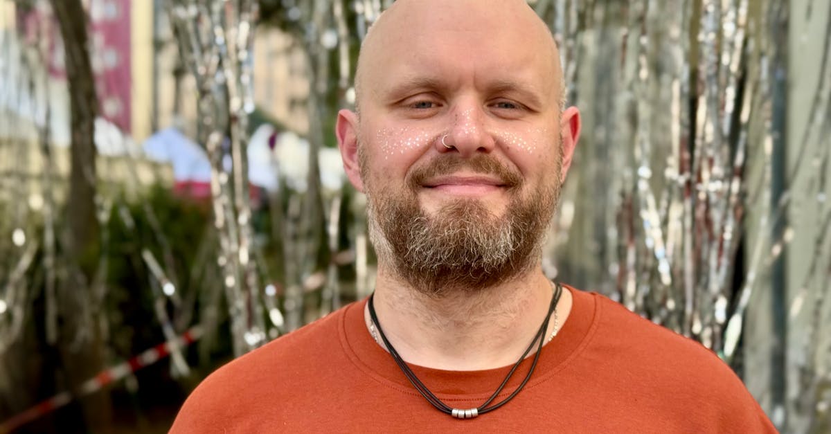 Pessoa trabalhando com notebook em ambiente tranquilo, representando criador de conteúdo adulto seguro