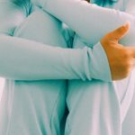 Pessoa trabalhando como criadora de conteúdo adulto em ambiente digital