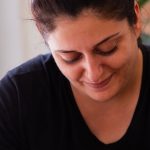 Pessoa trabalhando com conteúdo adulto de forma ética e profissional