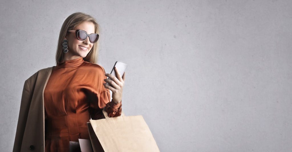 Pessoa trabalhando em negócio digital de conteúdo adulto com laptop e anotações