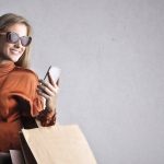 Pessoa trabalhando em negócio digital de conteúdo adulto com laptop e anotações