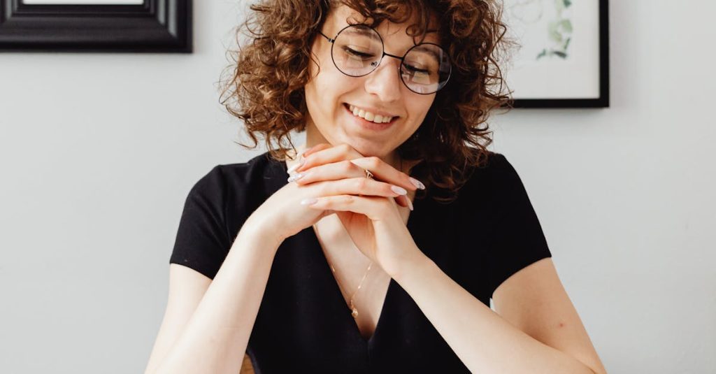 Pessoa trabalhando em marketing digital para conteúdo adulto em ambiente moderno