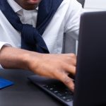 Pessoa trabalhando marketing digital para venda de conteúdo sensual adulto