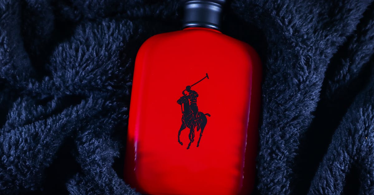 Pessoa usando celular com ícones de redes sociais e elementos sensuais ao redor