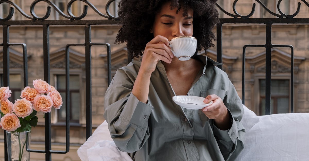 Pessoa usando celular com interface do Instagram, em ambiente sensual e moderno