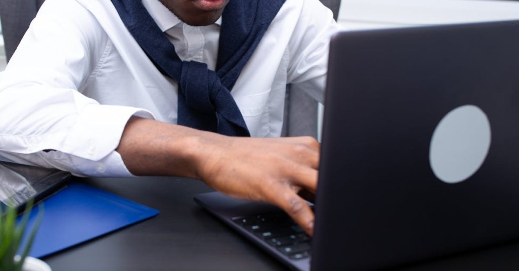 Pessoa usando laptop para estratégias de marketing em plataforma adulto segura