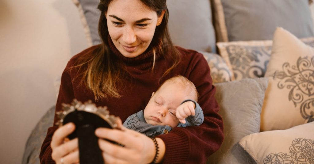 Pessoa usando smartphone com segurança em plataforma de conteúdo adulto