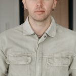 Pessoa usando smartphone para assinar conteúdo adulto em plataforma digital