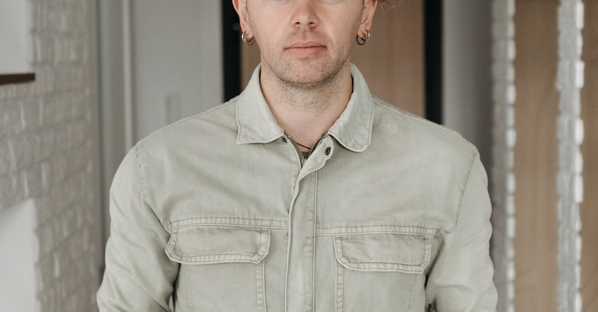 Pessoa usando smartphone para assinar conteúdo adulto em plataforma digital