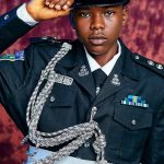 Pessoa usando smartphone com tela mostrando plataforma de assinaturas adultas