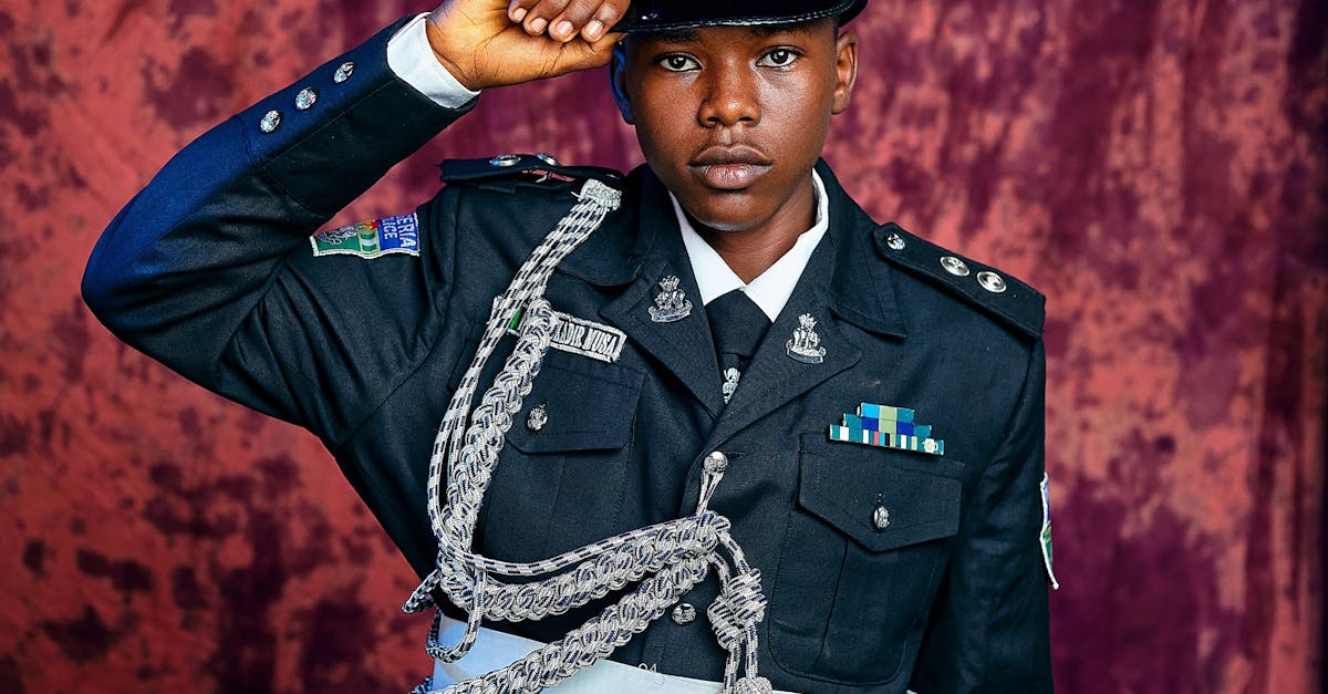 Pessoa usando smartphone com tela mostrando plataforma de assinaturas adultas