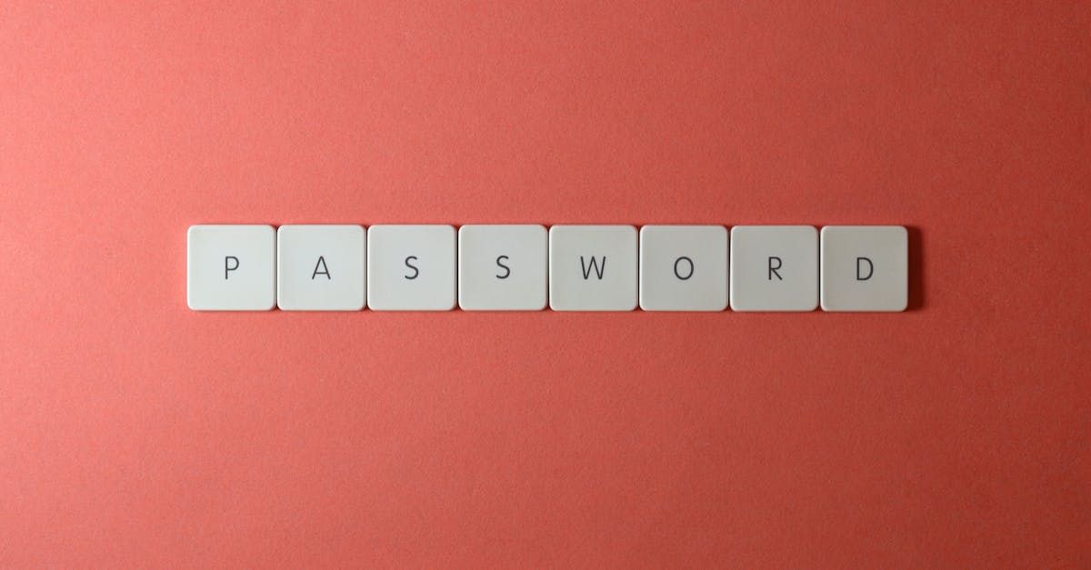 Pessoa utilizando laptop com ícones de cadeado simbolizando segurança online